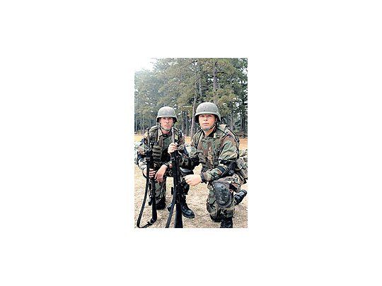 En esta imagen de junio de 2005, Jason (izquierda) y NathanHubbard posan en el Fuerte Benning, una base de la armadanorteamericana en el estado de Georgia.