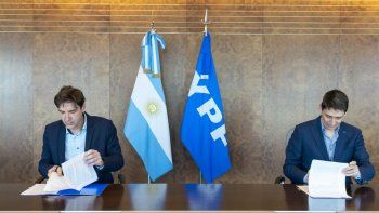 Pablo Martínez Carignano, director ejecutivo de la ANSV, junto a Sergio Affronti, CEO de YPF.