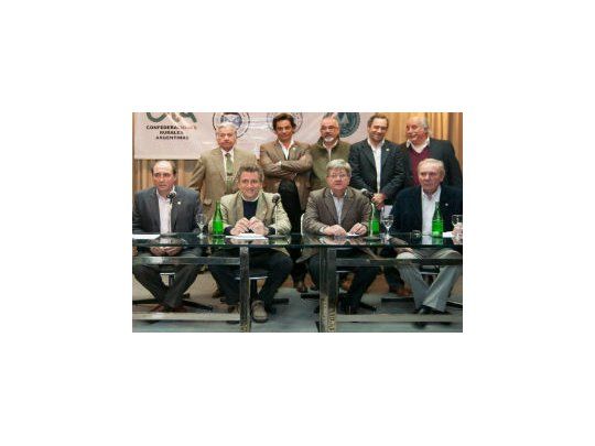 En la foto sentados, el vicepresidente primero de Federación Agraria Argentina (FAA), Julio Currás, el presidente de la SRA, Luis Miguel Etchevehere, de Confederaciones Rurales Argentinas (CRA), Rubén Ferrero y de Coninagro, Carlos Garetto.