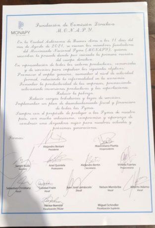 Firma del documento oficial entre los representantes provinciales de Monapy.