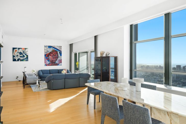 Los ventanales de piso a techo potencian la sensación de amplitud y permiten disfrutar vistas panorámicas únicas desde cada ambiente de la vivienda Los ventanales de piso a techo potencian la sensación de amplitud y permiten disfrutar vistas panorámicas únicas desde cada ambiente de la vivienda