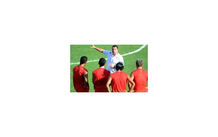 Roberto Pompei al frente del plantel de Huracán en su primer entrenamiento como entrenador.