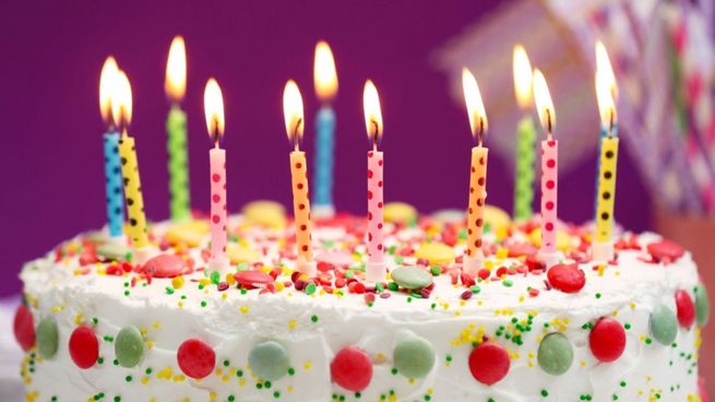 ChefDoodler en acción: una herramienta que convierte el azúcar en millones de formas creativas para decorar postres con estilo propio.