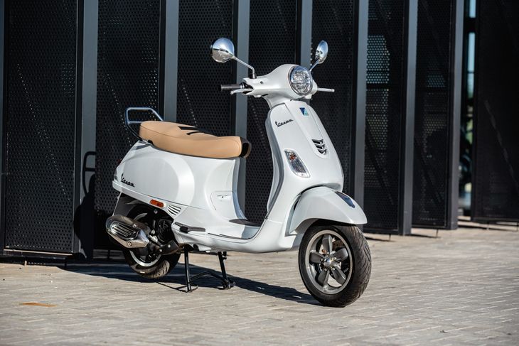 La plataforma plana para apoyar los pies permitió conducir la Vespa sin adoptar la postura habitual de las motocicletas.