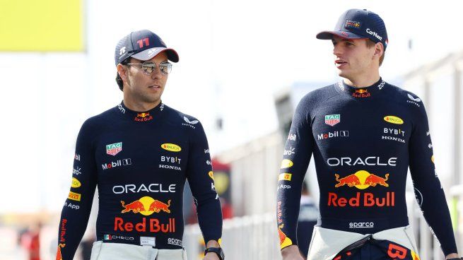 El tetracampeón del mundo Max Verstappen salió en defensa de su compañero de equipo Sergio Checo Pérez y, en parte, cargó la culpa sobre Red Bull.