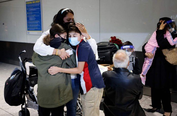 Imágenes cinematográficas de reencuentros llenaron los pasillos del aeropuerto de Heathrow en Londres, con el fin de la cuarentena.