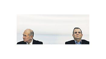 Ehud Olmerty Ehud Barak,primerministro ytitular deDefensa deIsrael. Lapelea de losdos principalessocios dela coalicióngobernantearrastra aIsrael a unaseria crisispolítica.