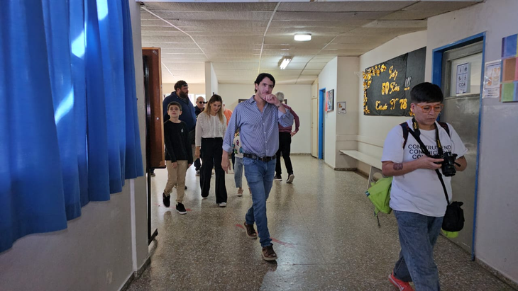 El diputado nacional radical Martín Berhongaray, durante su ingreso a la escuela de Santa Rosa en la que sufragó durante la mañana.