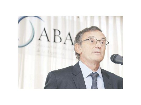 El presidente de la asociación de bancos extranjeros (ABA), Claudio Cesario, durante el agasajo a la prensa que realizó ayer en la sede de la entidad. “La rentabilidad es la más baja entre los países de la región”, comentó.