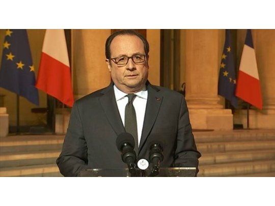 Hollande confirmó que las pistas sobre el ataque son de carácter terrorista