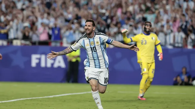 Con su gran actuacióna y su hat trick ante Argelia, Lionel Messi hizo disparar la búsqueda de su camiseta y de sus botines F50.