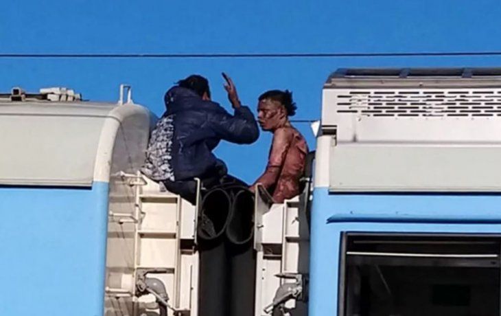 Murió el joven que sufrió una descarga eléctrica al viajar en el techo del tren Roca