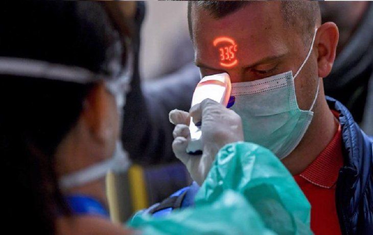 En los aeropuertos del ,undo se realizan test inmediatos de coronavirus.