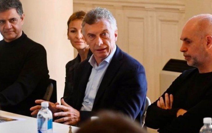 Mauricio Macri sentado al lado de Horacio Rodríguez Larreta&nbsp;