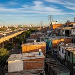 Vista de la Villa 31 junto a la Autopista Arturo Illia, en el área de Retiro. El informe detectó un crecimiento edilicio con construcciones que en promedio alcanzan tres pisos Vista de la Villa 31 junto a la Autopista Arturo Illia, en el área de Retiro. El informe detectó un crecimiento edilicio con construcciones que en promedio alcanzan tres pisos
