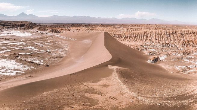 El Desierto de Atacama es el lugar más árido del mundo y el sitio elegido por las grandes multinacionales textiles de Estados Unidos, Europa y Asia para descartar sus desechos.&nbsp;