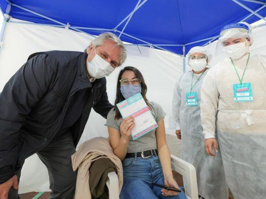 El presidente Alberto Fernández visitó un vacunatorio en Mercedes y agradeció al personal de salud.&nbsp;