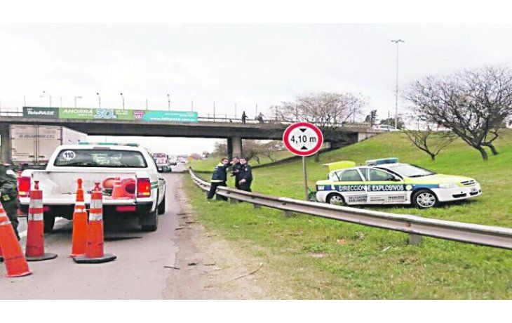 EL SITIO. La granada fue detonada de forma controlada. El tránsito estuvo cortado durante al menos tres horas y desviado por la colectora.