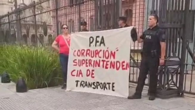 Corrupción. Superintendencia de Transporte reza la pancarta que sostuvo el efectivo policial frente a Casa Rosada.