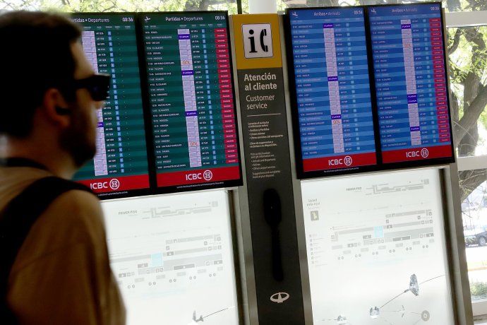 La incertidumbre de los pasajeros sobre los vuelos a sus destinos. La incertidumbre de los pasajeros sobre los vuelos a sus destinos.