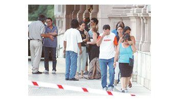 ámbito.com | Familiares de víctimas de la tragedia de la disco República Cromagnon ayer al ingresar a la Casa de Gobierno en donde se entrevistaron con Néstor Kirchner. Hubo expresiones de dolor y bronca, y un amago de discusión. Se impidió registrar fotografías del e
