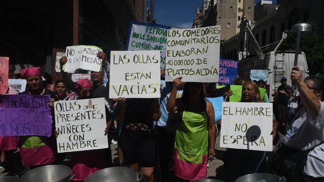 Efectivos de la Policía Federal vallaron el Hotel Libertador, donde se hospeda el presidente Javier Milei, ante la protesta de Barrios de Pie.