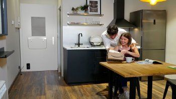 Por fuera las puertas inteligentes están hechas de una carcasa de aluminio imantada. Se conectan a un software, que permite recibir el correo sin estar presente.