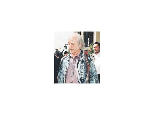 Nicanor Parra en una foto tomada hace una década. Hoy, a los 97 años, vive más apartado en la ciudad balnearia de Las Cruces.