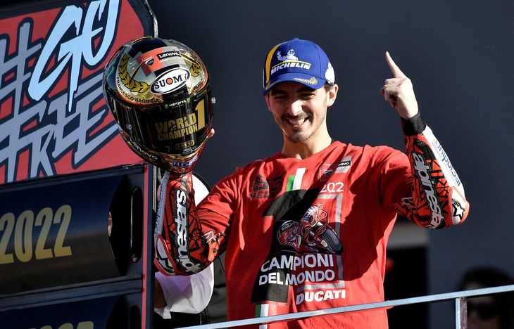 El italiano Francesco  Bagnaia, con Ducati, es el bicampeón mundial de Moto GP.