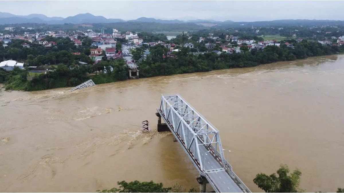 Video: Impressive bridge collapse in Vietnam leaves 13 people missing as cars fall into the river