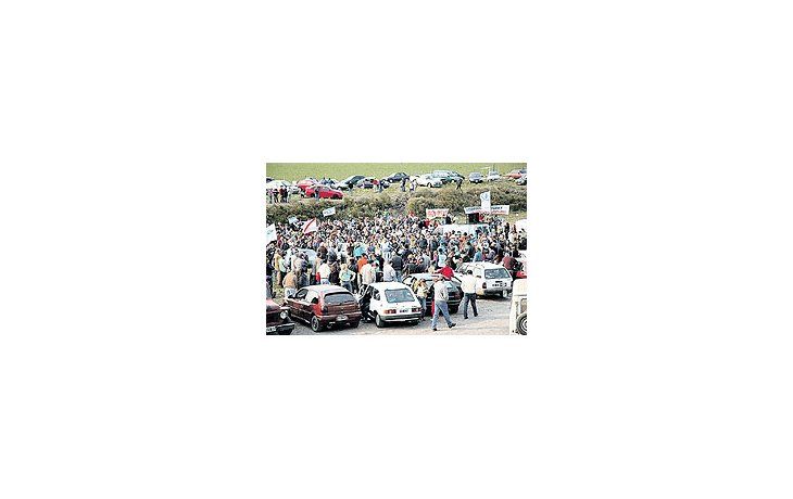 ámbito.com | Ahora que la Cancillería confirmó que presentará la demanda ante La Haya, los ambientalistasde Gualeguaychú comienzan a debatir la posibilidad de levantar este domingo el bloqueoen el paso hacia Fray Bentos.