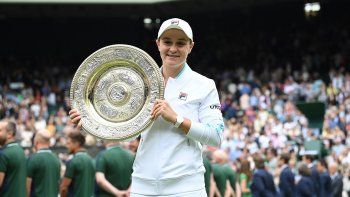 Barty y el trofeo de Wimbledon, su segundo Grand Slam.