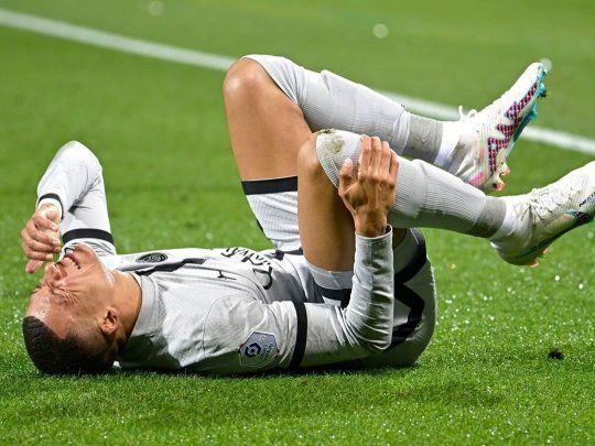 Dolor. Kylian Mbappé erró dos penales y se fue lesionado en el partido de PSG por la Liga de Francia.