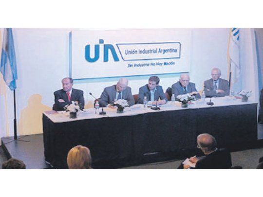 Panel.  Los integrantes del panel 1 exponiendo sobre los distintos aspectos que hacen a la distribución de los recursos entre los distritos del país.