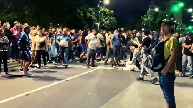 El momento en el que intentan reanimar al jubilado fallecido en La Plata