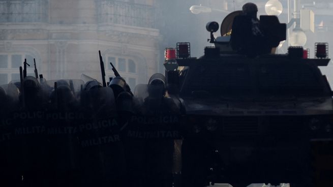 Militares fuera del palacio Quemado en Bolivia. 