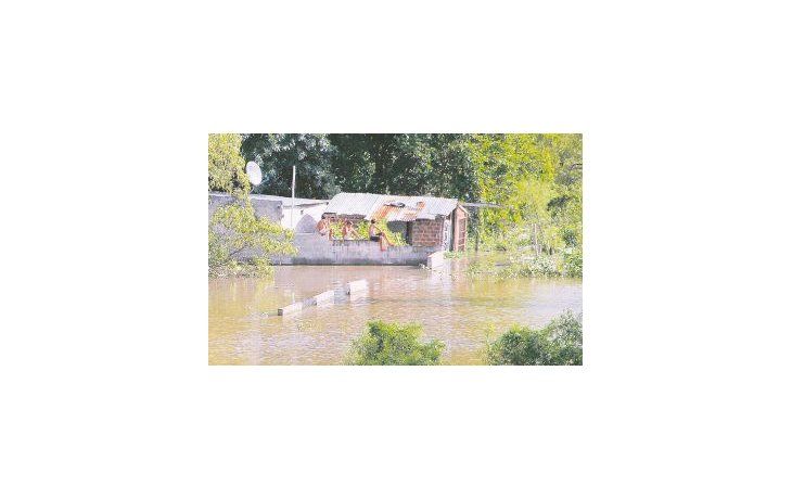 El Litoral, en alerta: miles de evacuados y autoevacuados por la crecida de los ríos.