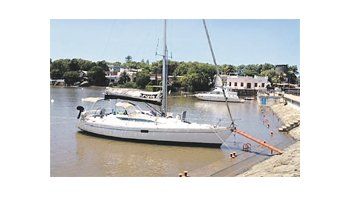 ámbito.com | Imagen del velero Tunante II que se perdió hace 20 días en medio de una tempestad, cuando iba con cuatro tripulantes desde el puerto de San Fernando hacia Río de Janeiro. Ayer se suspendió la búsqueda.
