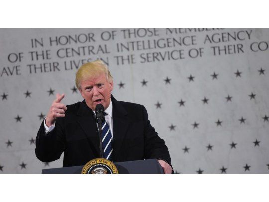 Trump visitó la CIA y negó tensiones con la inteligencia de su país
