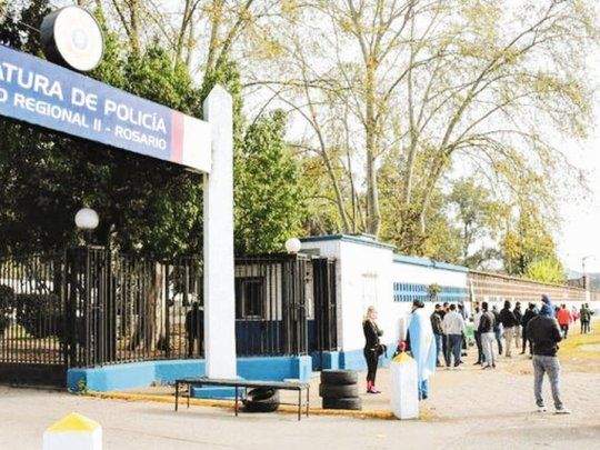 extendida. Los efectivos policiales de Santa Fe se concentraban frente a la Jefatura de Rosario.