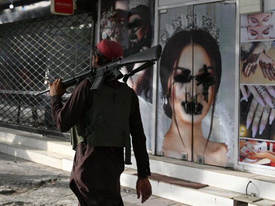 Talibanes patrullan Kabul