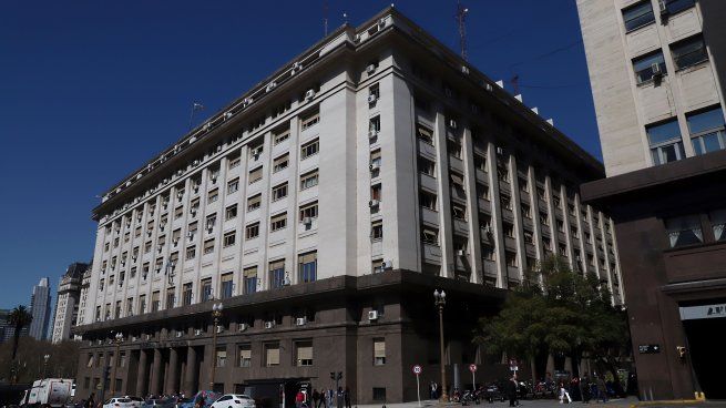 Economía volvió a aplicar una poda en el gasto social y al de obras públicas.