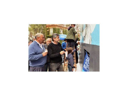 Daniel Filmus, candidato a renovar su banca (senador), por el FpV, participa junto a vecinos y militantes de la restauración de un mural con las figuras de Perón, Evita, Néstor Kirchner y Cristina Fernández de Kirchner en la esquina de Arturo Jauretche y Eleodoro Lobos, a una cuadra del Parque Centenario.