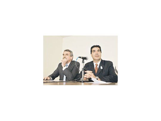 Jorge Capitanich advirtió ayer, en nombre del Gobierno, que cualquier reducción del Impuesto a las Ganancias afectará las arcas de las provincias y de la Seguridad Social porque se trata de un tributo coparticipable. Lo dijo en la sede del PJ junto a Agustín Rossi.