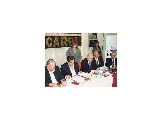 El gobernador Beder Herrera y Ciácera (al centro), en el acto en Chilecito.