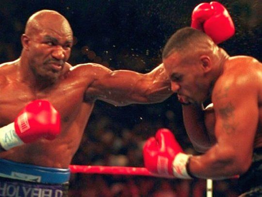 Las dos peleas entre Tyson y Holyfield se concretaron en Las Vegas. Evander le ganó el 9 de noviembre de 1996 por nocaut técnico en 11° asalto y la segunda, muy controvertida, el triunfo fue por descalificación en el tercer round el 28 de junio de 1997, luego de que Tyson le mordiera una oreja.