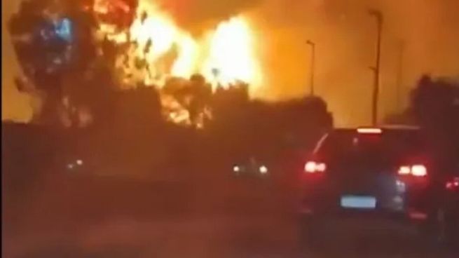 Bomberos y efectivos de la Policía Bonaerense trabajan en la zona.