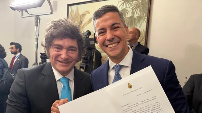 Javier Milei y Santiago Peña en la cumbre del Mercosur.