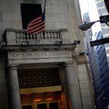 En el mercado de materias primas, el oro también se beneficia del retroceso del dólar. En el mercado de materias primas, el oro también se beneficia del retroceso del dólar.