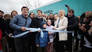 El gobernador bonaerense, Axel Kicillof, junto a Veronica Magario y Fernando Espinoza. 